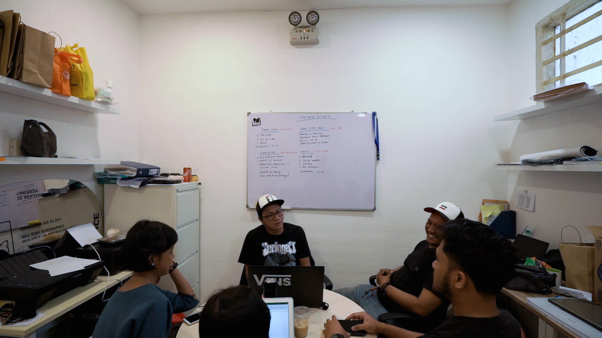 Wendi Putranto sedang meeting bersama tim-nya